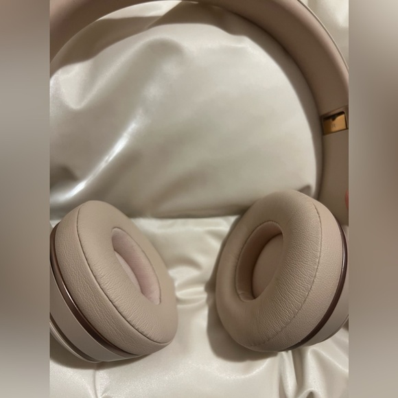 Beats by Dr. Dre - Beats Solo3 Wireless On Ear Headphones - Rare Light Baby Pink - Picture 8 of 8